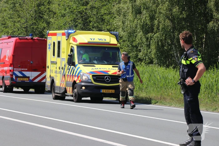 Auto met aanhanger belandt in sloot
