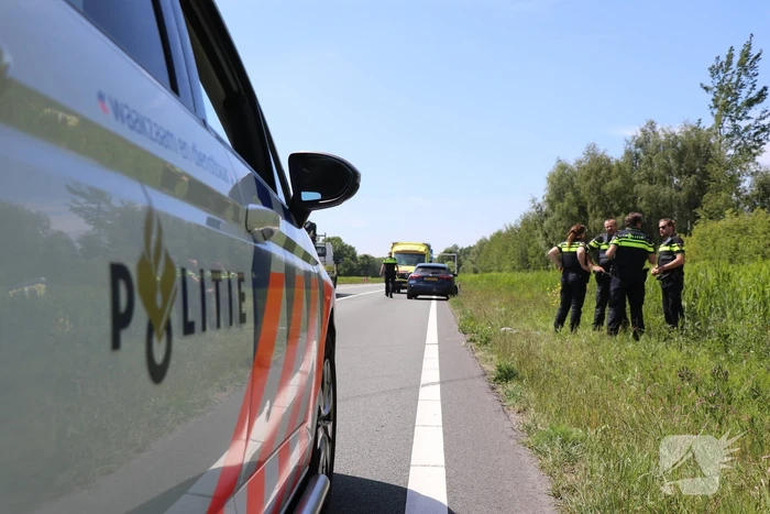 Auto met aanhanger belandt in sloot