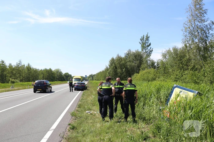 Auto met aanhanger belandt in sloot