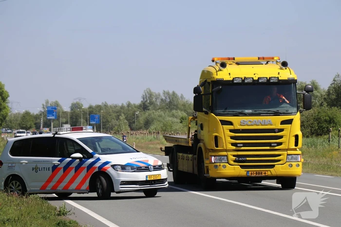 Auto met aanhanger belandt in sloot