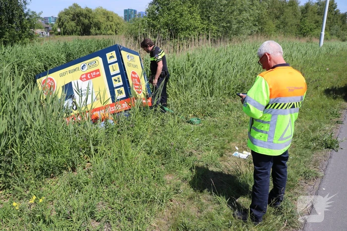 Auto met aanhanger belandt in sloot