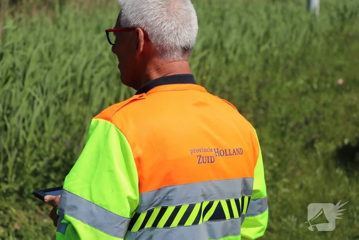Auto met aanhanger belandt in sloot