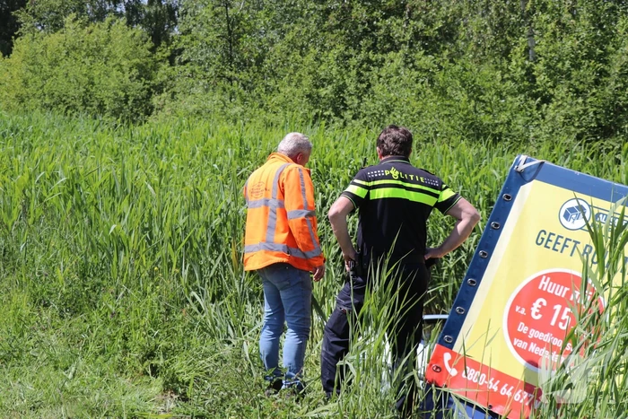 Auto met aanhanger belandt in sloot