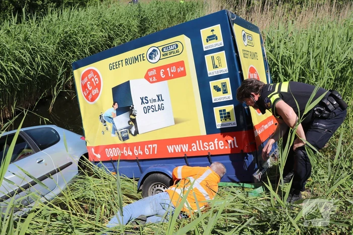 Auto met aanhanger belandt in sloot