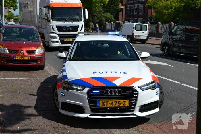 Scooterrijder botst in flank van personenauto