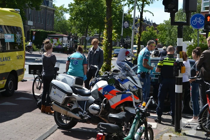 Scooterrijder botst in flank van personenauto