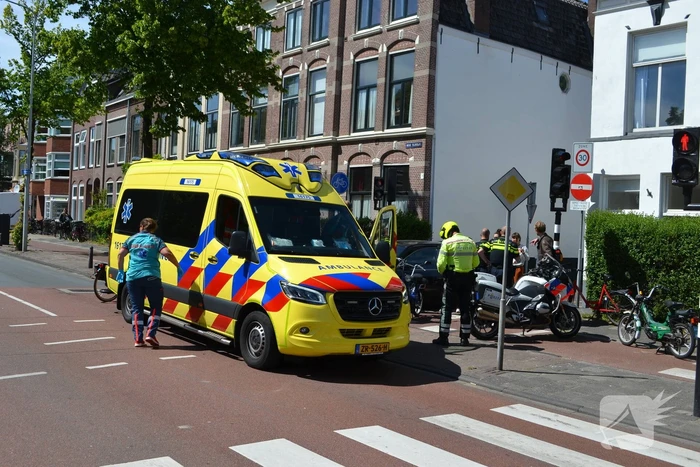Scooterrijder botst in flank van personenauto