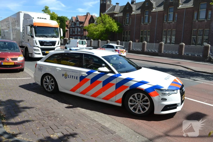 Scooterrijder botst in flank van personenauto