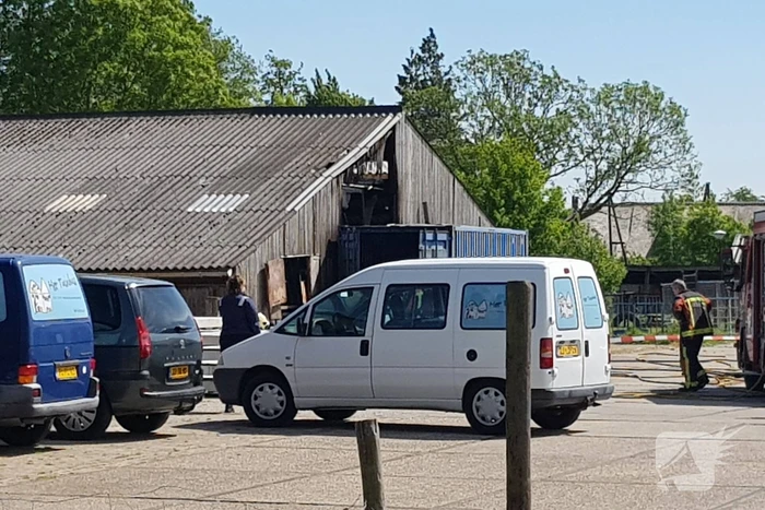 Veel rookontwikkeling bij brand in stal