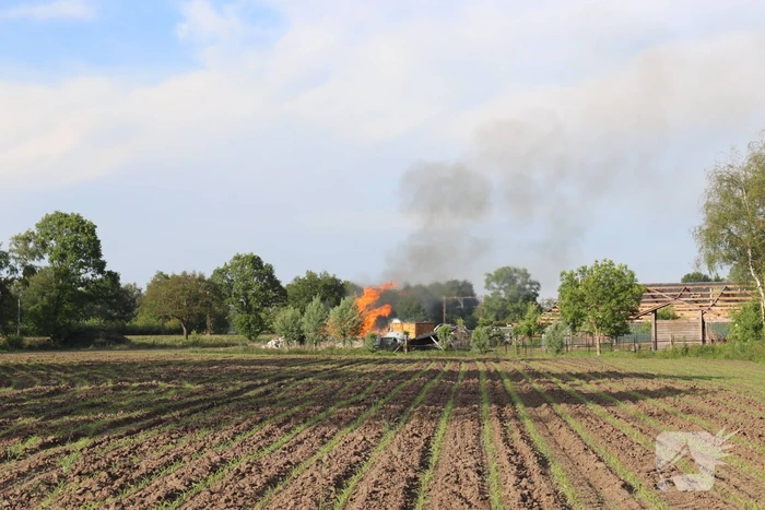 Grote stapel brandend hout ontdekt