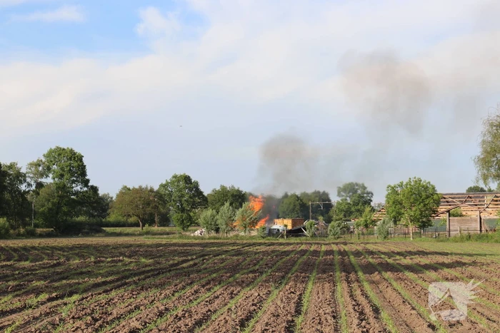 Grote stapel brandend hout ontdekt