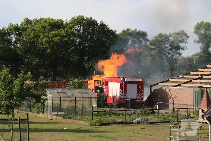 Grote stapel brandend hout ontdekt
