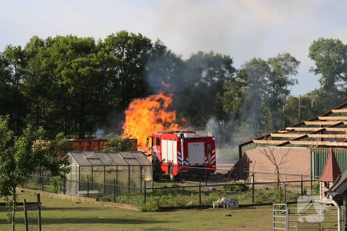 Grote stapel brandend hout ontdekt