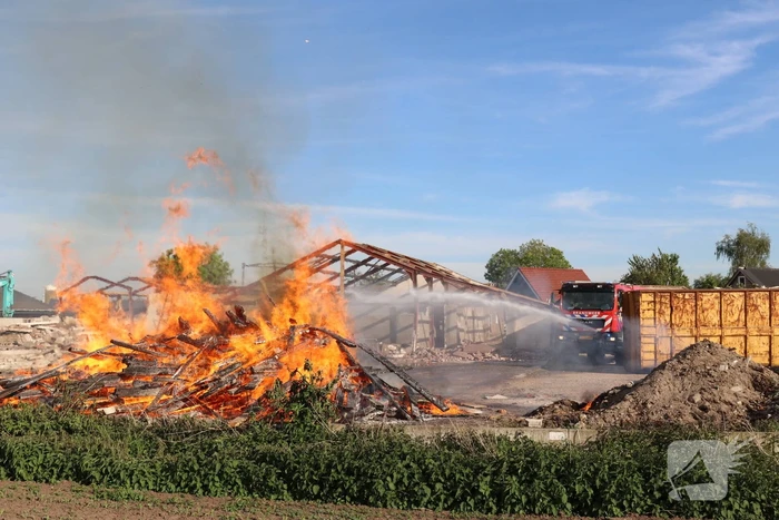 Grote stapel brandend hout ontdekt
