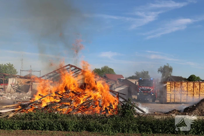 Grote stapel brandend hout ontdekt