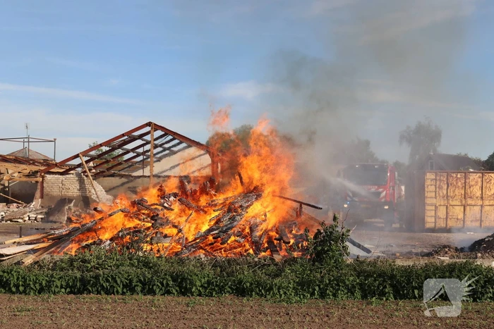 Grote stapel brandend hout ontdekt
