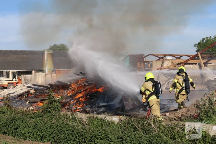 Grote stapel brandend hout ontdekt