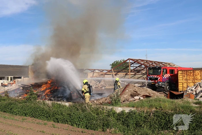 Grote stapel brandend hout ontdekt