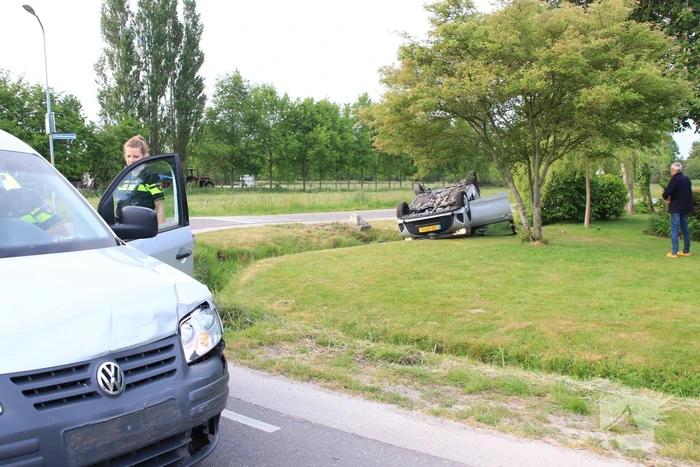 Auto op de kop na aanrijding