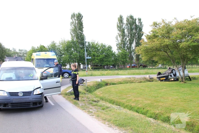 Auto op de kop na aanrijding