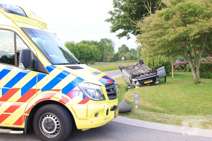 Auto op de kop na aanrijding