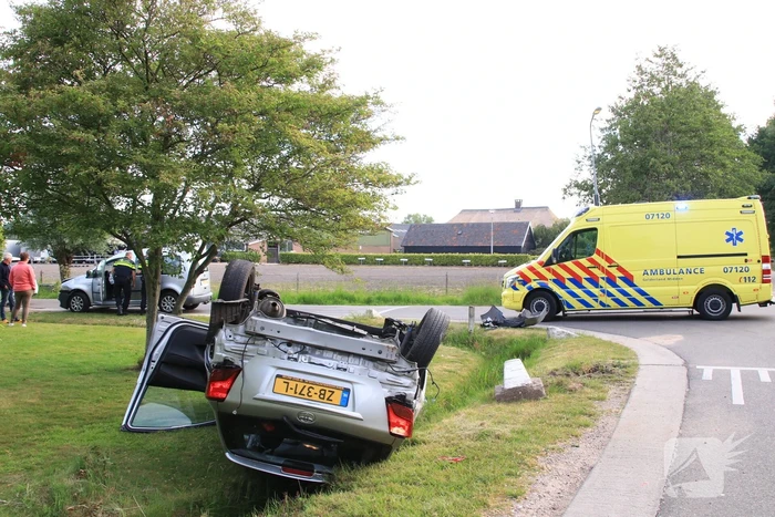 Auto op de kop na aanrijding
