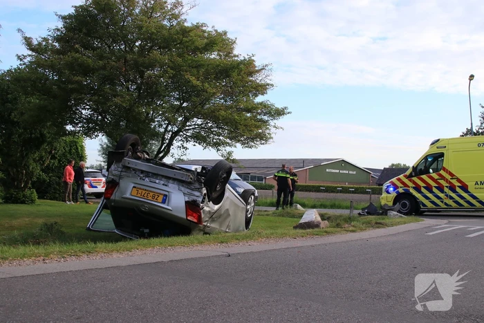 Auto op de kop na aanrijding