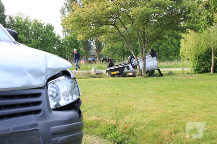 Auto op de kop na aanrijding