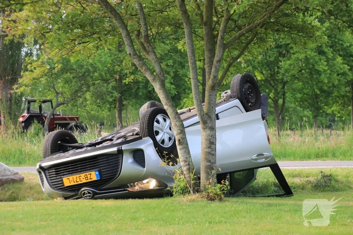 Auto op de kop na aanrijding