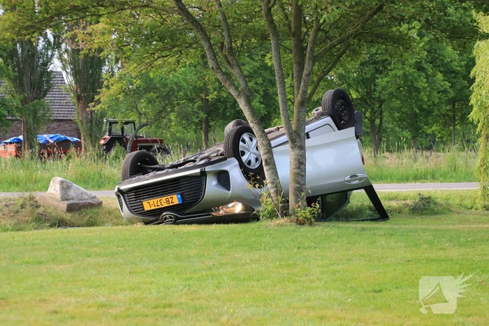 Auto op de kop na aanrijding