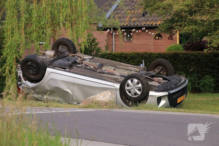 Auto op de kop na aanrijding