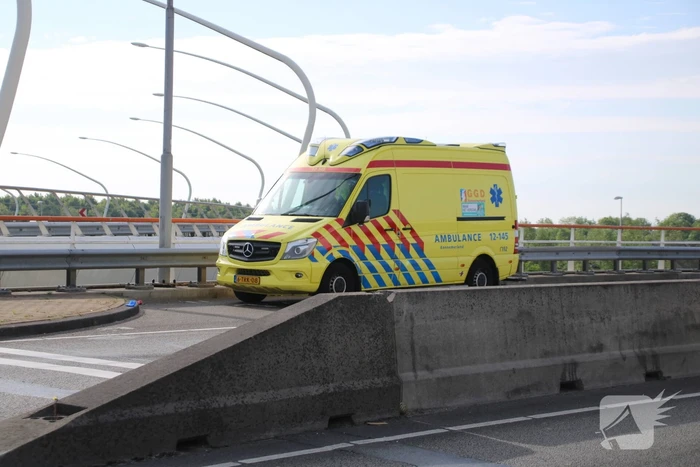 Automobilist knalt achterop stilstaande auto bij verkeerslicht
