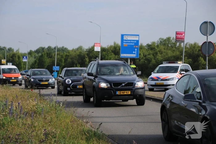 Automobilist knalt achterop stilstaande auto bij verkeerslicht