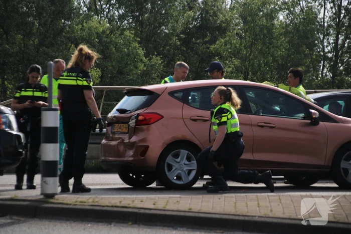 Automobilist knalt achterop stilstaande auto bij verkeerslicht