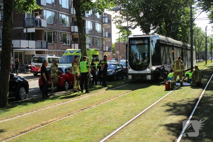 Overstekende rolstoelscooter aangereden door tram