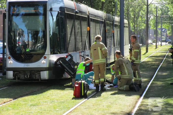 Overstekende rolstoelscooter aangereden door tram