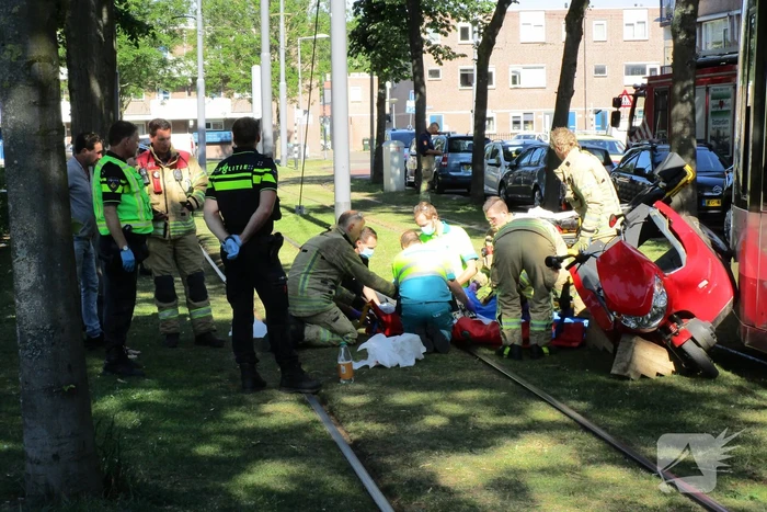 Overstekende rolstoelscooter aangereden door tram