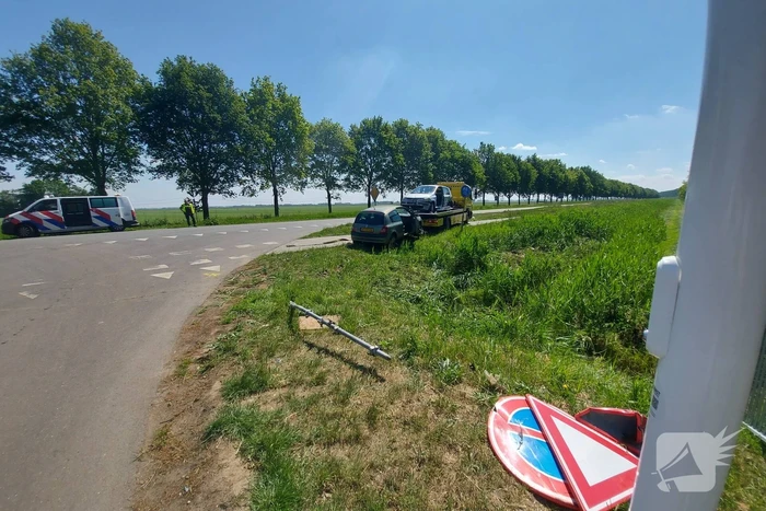 Twee auto's botsen op kruising