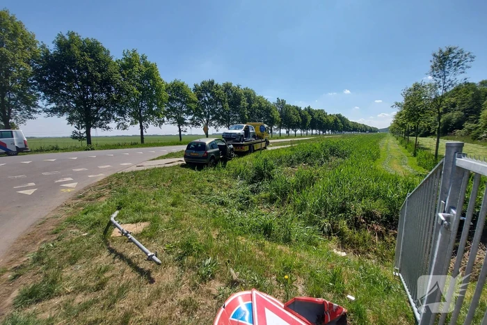 Twee auto's botsen op kruising