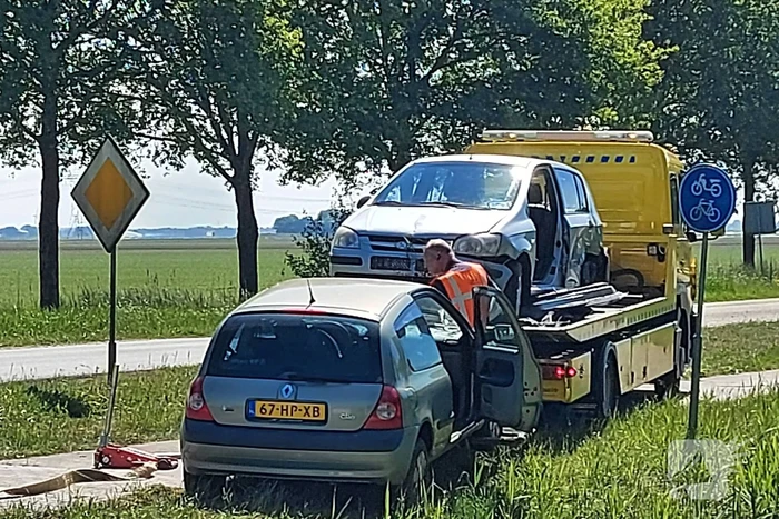 Twee auto's botsen op kruising