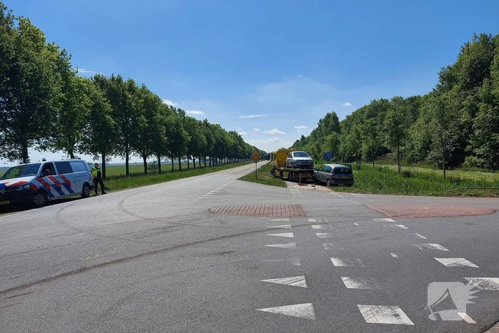 Twee auto's botsen op kruising