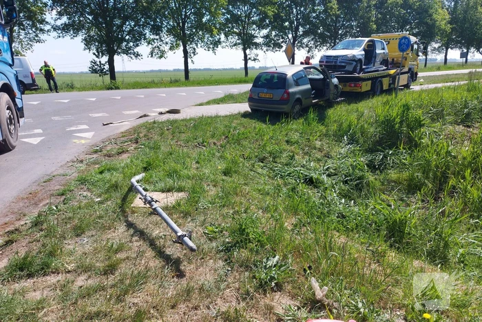Twee auto's botsen op kruising