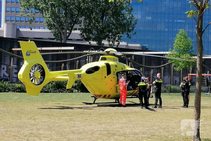 Traumahelikopter trekt bekijks van omstanders