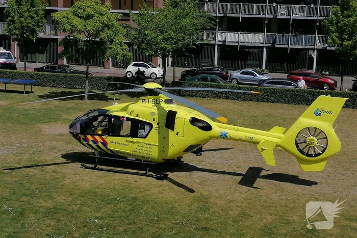 Traumahelikopter trekt bekijks van omstanders