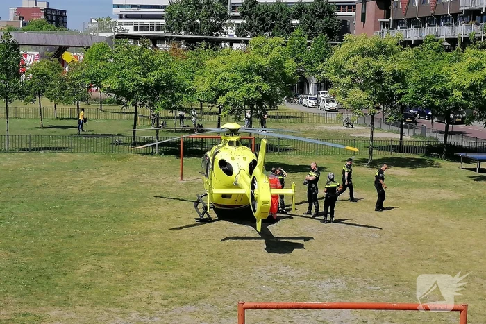 Traumahelikopter trekt bekijks van omstanders