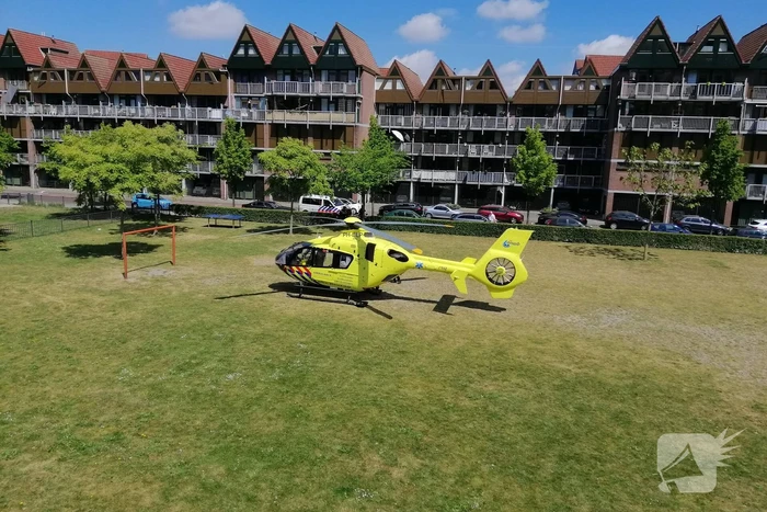 Traumahelikopter trekt bekijks van omstanders