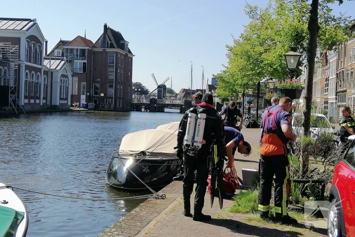 Zoektocht in water naar gedumpte telefoon