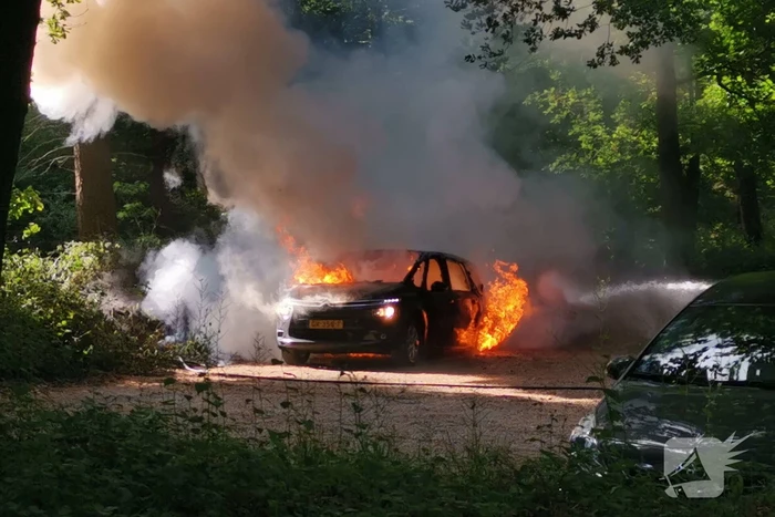 Auto vliegt in brand op parkeerplaats