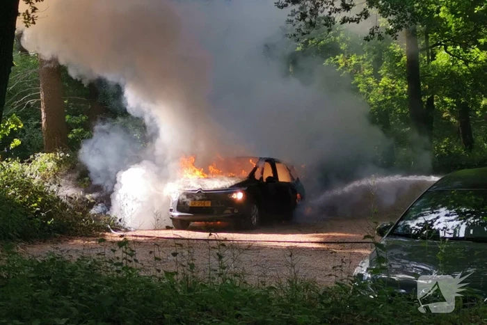 Auto vliegt in brand op parkeerplaats