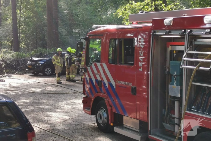 Auto vliegt in brand op parkeerplaats